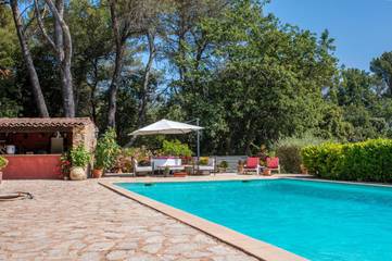 Chambre d’hôte pour 2 personnes, avec terrasse ainsi que jardin et piscine à La Roquebrussanne