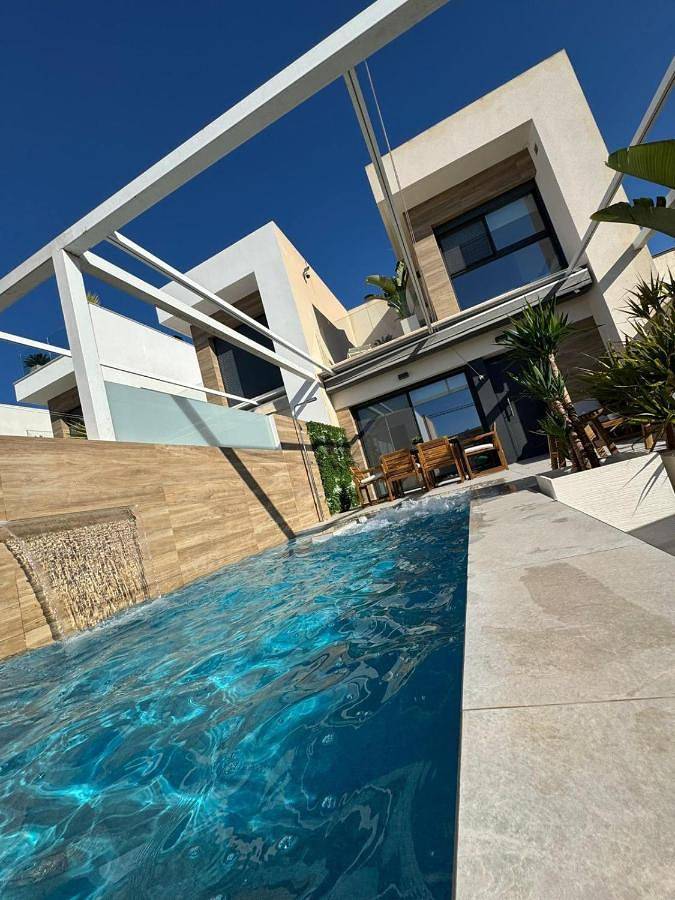 Chalet para 8 personas, con jacuzzi y terraza además de jardín y piscina - 1