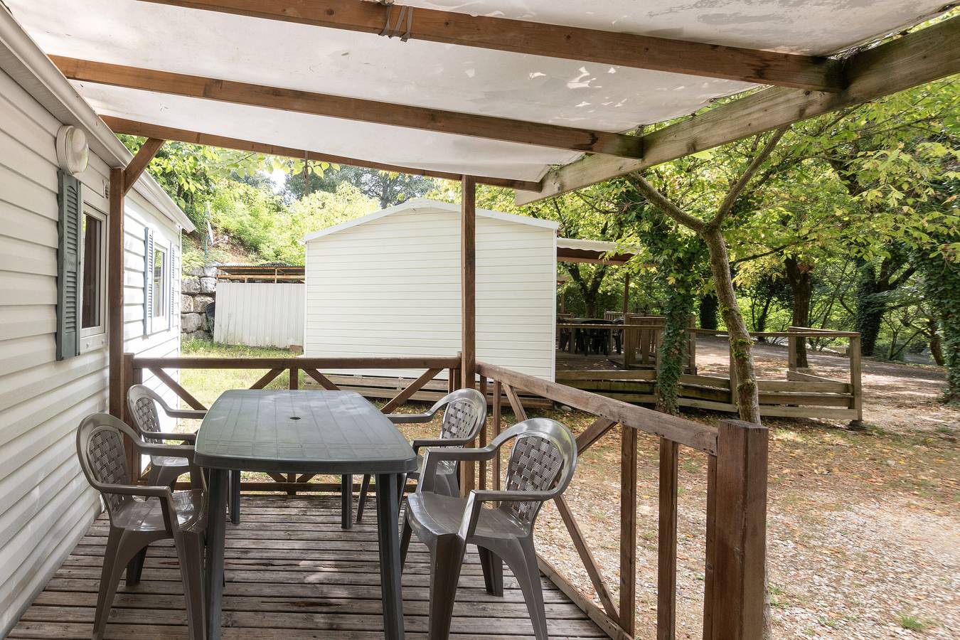 Caravan 'Midi - Stacaravan 4-6 pers' met privé terras en gemeenschappelijke tuin in Vallon-Pont-d'Arc, Gorges de l'Ardèche