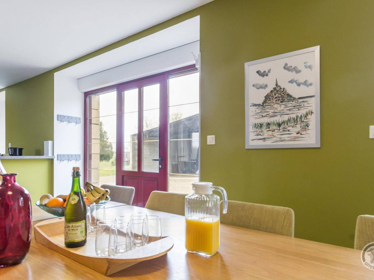 Spacious 5-bedroom countryside house, pet-friendly, parking, internet included, near Mont St-Michel in Saint-Laurent-de-Terregatte, Avranches region