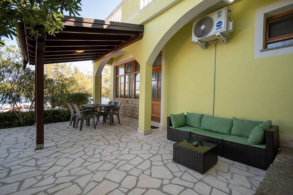 Ganze Wohnung, 2-Zimmer-Ferienwohnung am Strand Veli Rat, Dugi otok (A-438-a) in Veli Rat, Dugi Otok