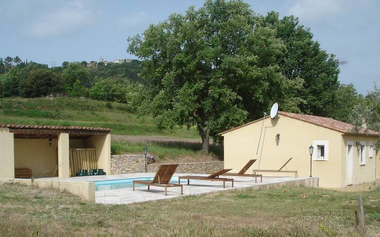 Gîte pour 4 personnes, avec piscine ainsi que terrasse et jardin