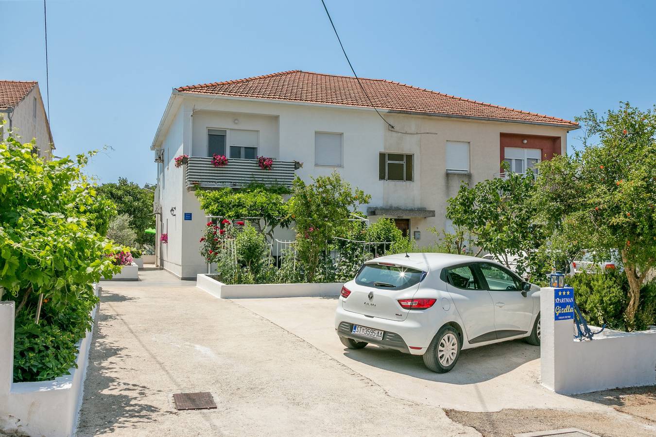 Ganze Wohnung, 2-Zimmer-Ferienwohnung mit Terrasse und Meerblick Okrug Donji (Ciovo) A-11144-a in Okrug Donji, Ciovo