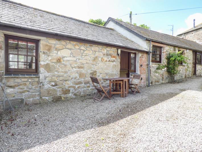 Cottage for 2 people, with garden and pool in South West England