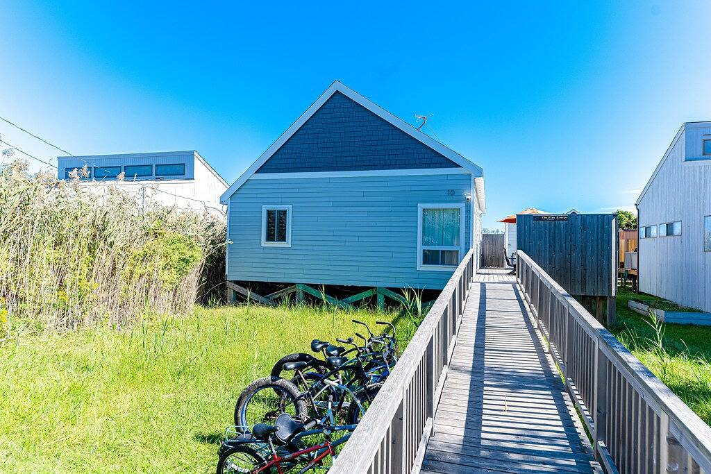 Aktualisiertes Haus mit großartiger Lage, geräumigem Wohn- und Außenbereich! in Fire Island, Suffolk County