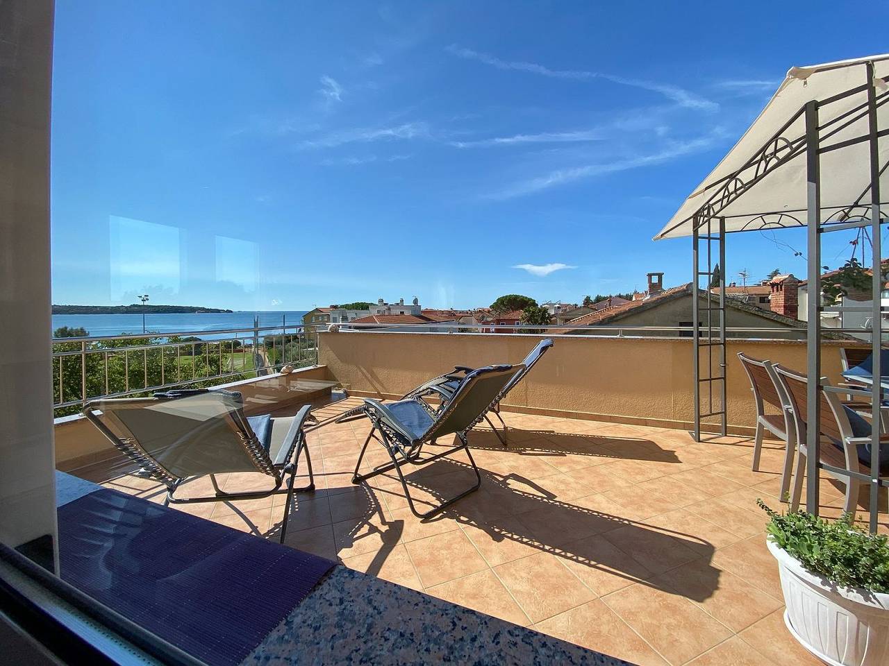 Cały apartament, Helles Apartment nur 120 Meter zum Strand mit Meerblick, Liegen, Klima, Wifi in Novigrad, Umag i okolice