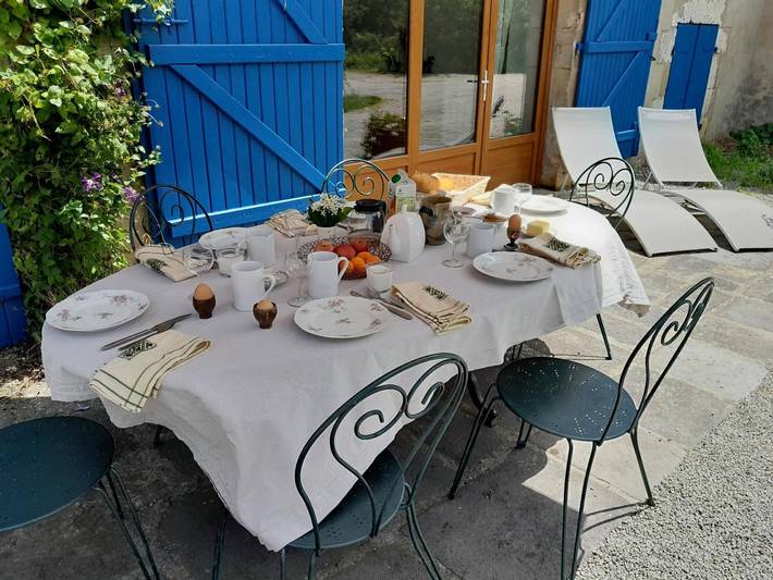 Gîte pour 10 personnes, avec piscine ainsi que jardin et terrasse dans Allier - 3