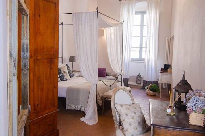 Appartement entier, Dragoncello Suite avec lit à baldaquin in Montepulciano, Province de Sienne