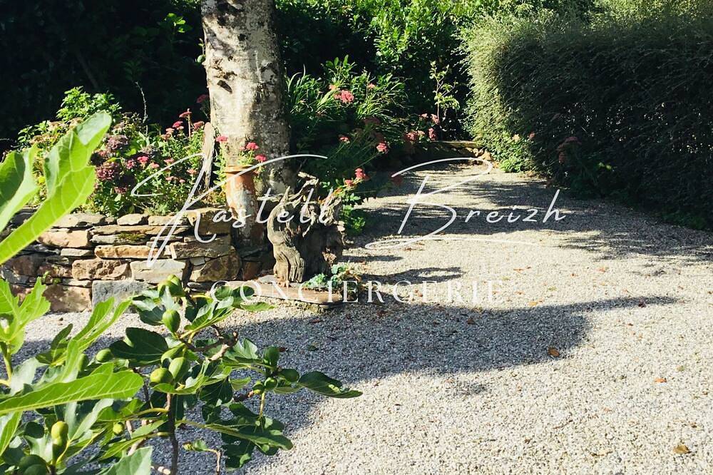 Petit cocon avec son jardin secret in Bon Repos sur Blavet, Région de Guingamp