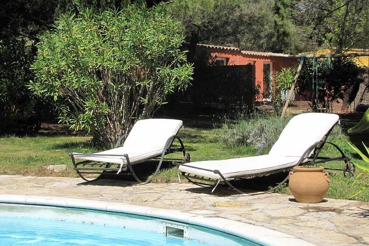 Gîte pour 4 personnes, avec terrasse ainsi que jardin et piscine
