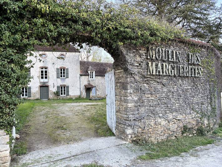 Gîte pour 14 personnes, avec jardin à Saint-Père (Yonne)