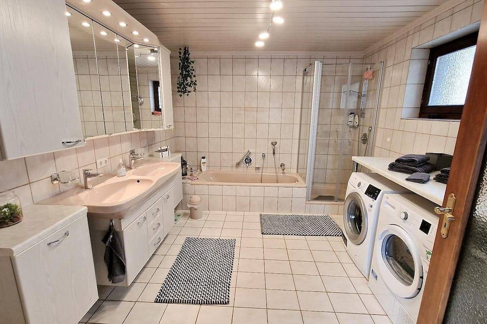 Ganze Wohnung, Große Ferienwohnung 230 qm mit 3 Schlafzimmern in Stamsried, Ostbayern
