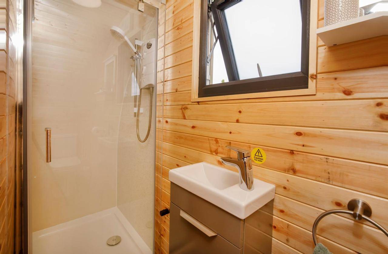 Little Meadow Pods with Hot Tub in Newton on Derwent, East Riding of Yorkshire