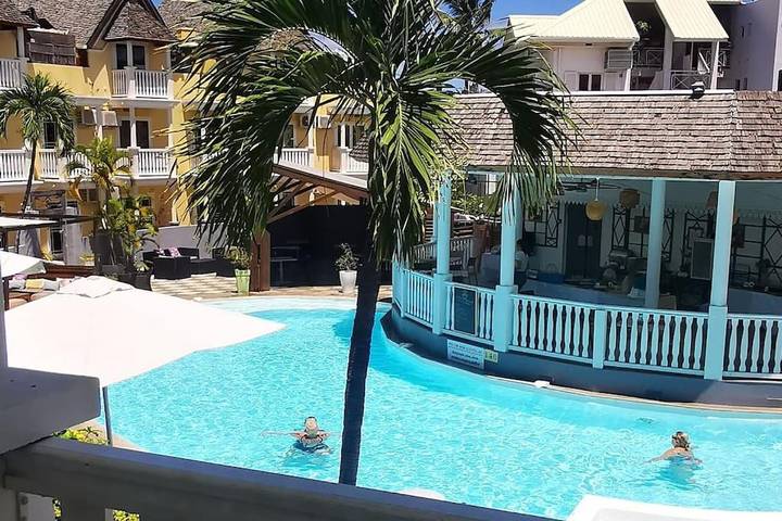 Gîte pour 4 personnes, avec terrasse ainsi que vue et piscine dans Plage de l'Hermitage