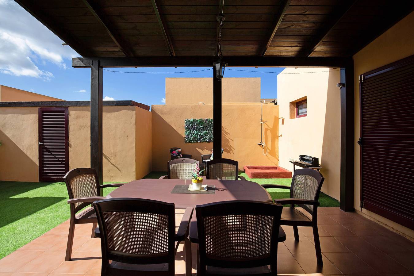 Villa 'Dayely' con vistas a la montaña, piscina, jardín y Wi-Fi in La Capellania (Corralejo), La Oliva