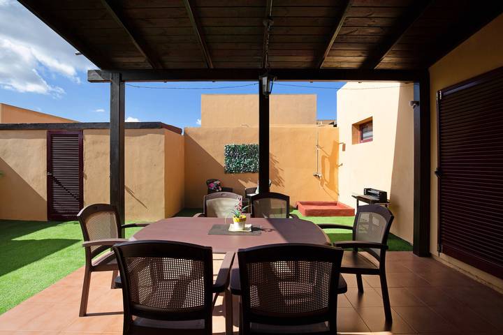 Villa 'Dayely' con vistas a la montaña, piscina, jardín y Wi-Fi in Tamaragua, La Oliva