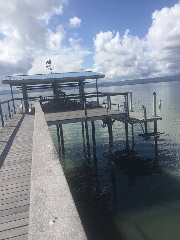 Beautiful 5 Bedroom, 3 bath waterfront home on Clearlake w/private hot tub in California North Coast