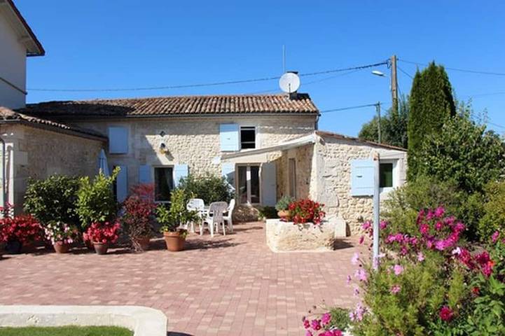 Gîte pour 3 personnes, avec Terrasse et Jardin à Thaims