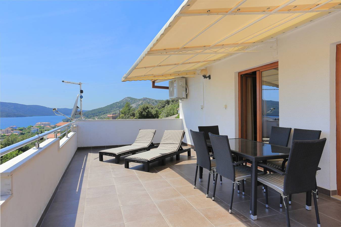 Ganze Wohnung, Two bedroom apartment with terrace and sea view Seget Vranjica, Trogir A-11273-a in Seget Vranjica, Split-Dalmatien