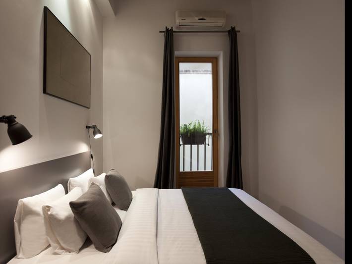 Vacation apartment for 8 people, with balcony in Barcelona