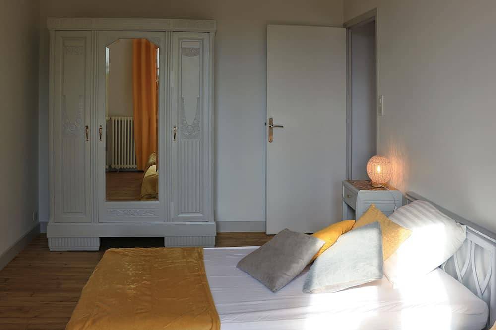 Le gîte de la glycine, renovated house, terrace with magnificent view, enclosed garden in Palmas, Aveyron