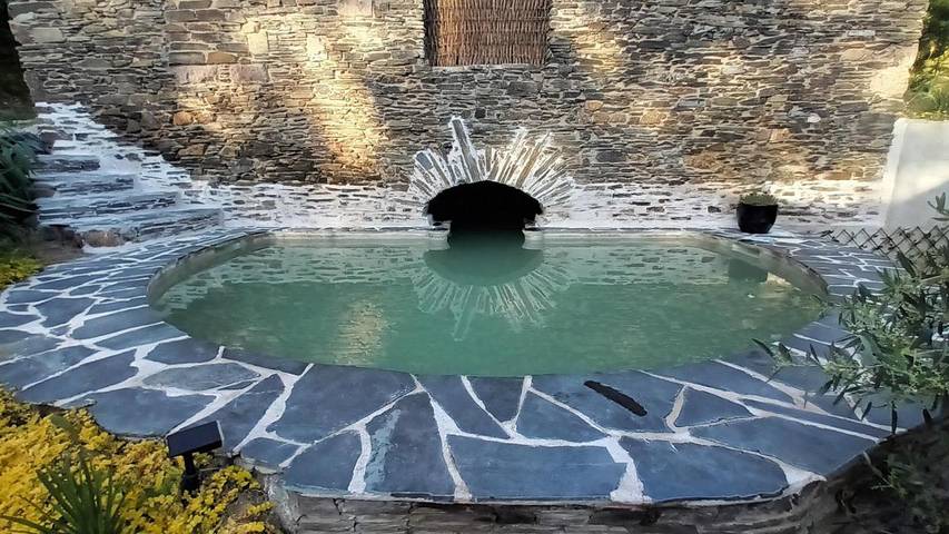 Gîte pour 3 personnes, avec jardin et vue sur le lac ainsi que piscine et vue à Lascaux