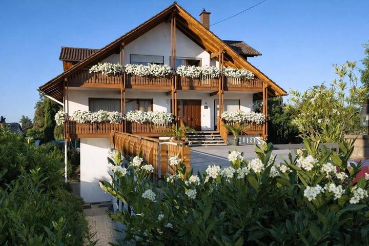 Hotel für 4 Personen, mit Balkon und Terrasse sowie Garten und Ausblick in Kirrweiler