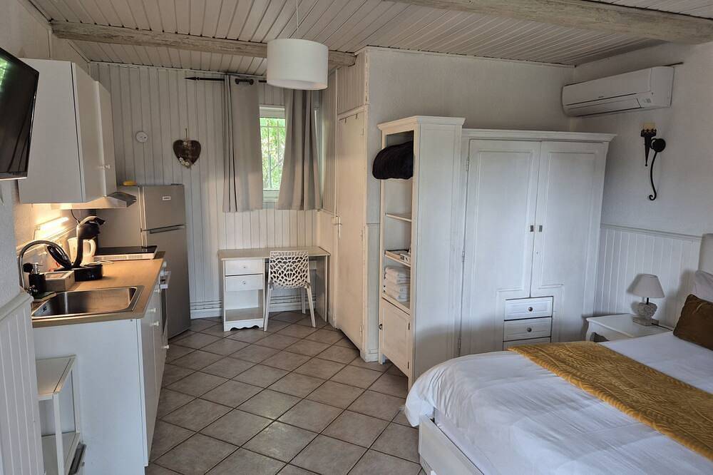 Ganze Wohnung, Studio-Hütte-Ensuite mit Dusche-Blick auf den Hof in Crest, Die und Umgebung