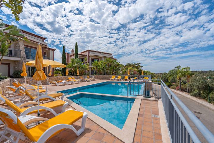 Ferienwohnung für 4 Personen, mit Whirlpool und Garten sowie Balkon