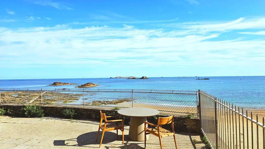 Gîte pour 2 personnes, avec vue et jardin dans Saint-Énogat