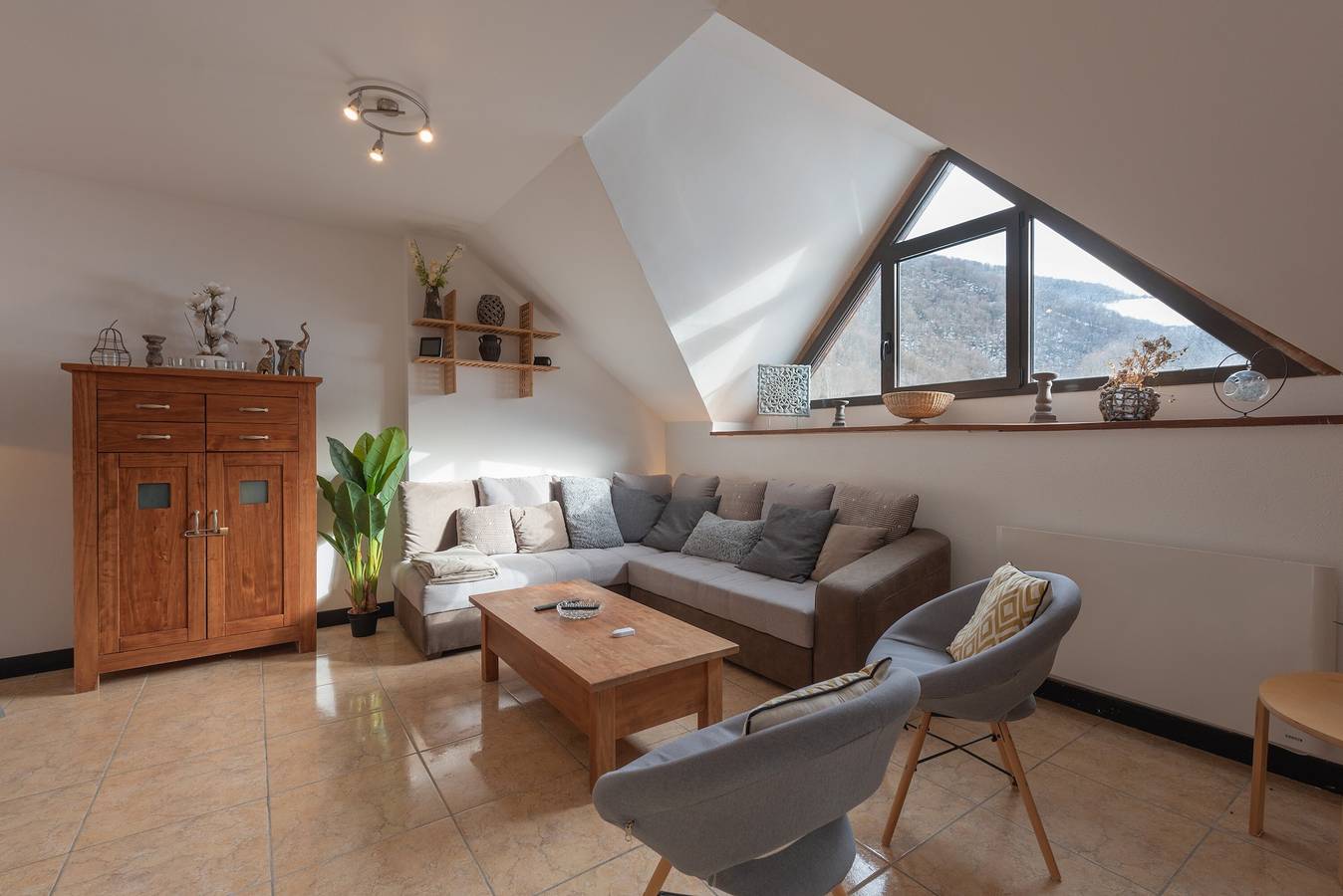 Apartamento entero, Apartamento 'Gîte St Marie De Campan' con vistas a la montaña y jardín compartido in Campan, Pirineos franceses