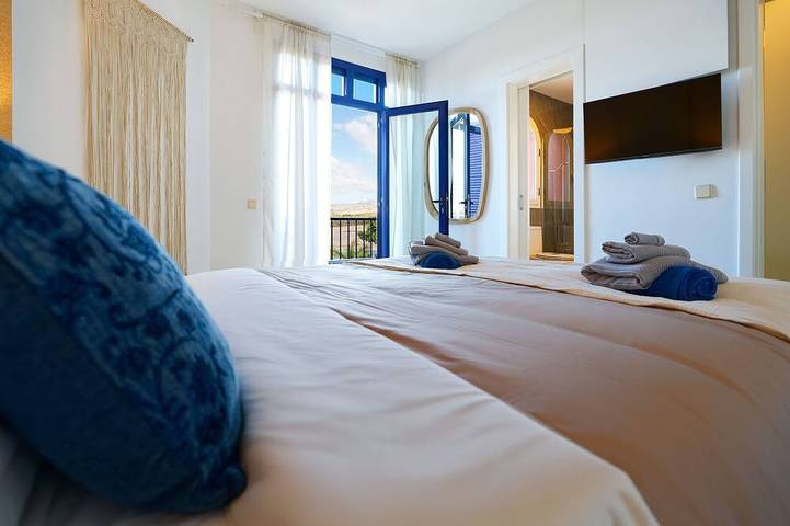 Villa Meloneras 21 beachside with BBQ, access to pool, jacuzzi & kids playground in Playa de las Meloneras, San Bartolomé de Tirajana