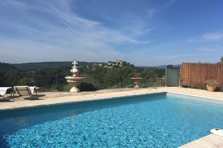 Location de vacances pour 3 personnes, avec jardin ainsi que piscine et terrasse à Ansouis
