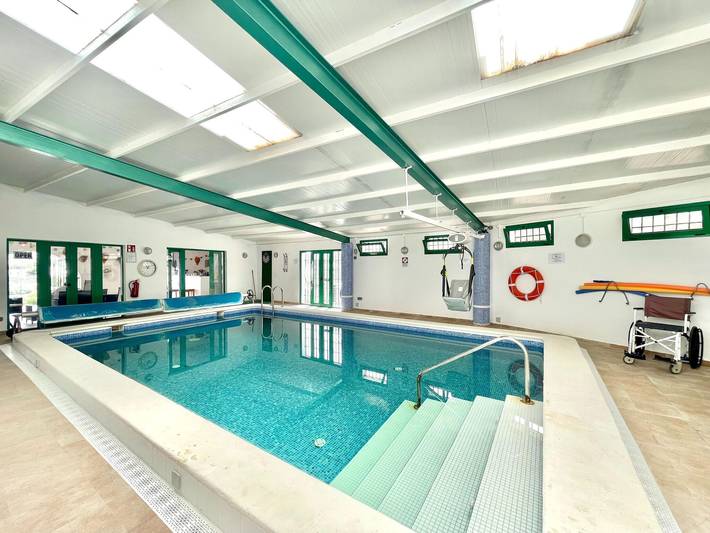 Cueva para 4 personas, con Terraza además de Jardín y Piscina en Comarca de Baza