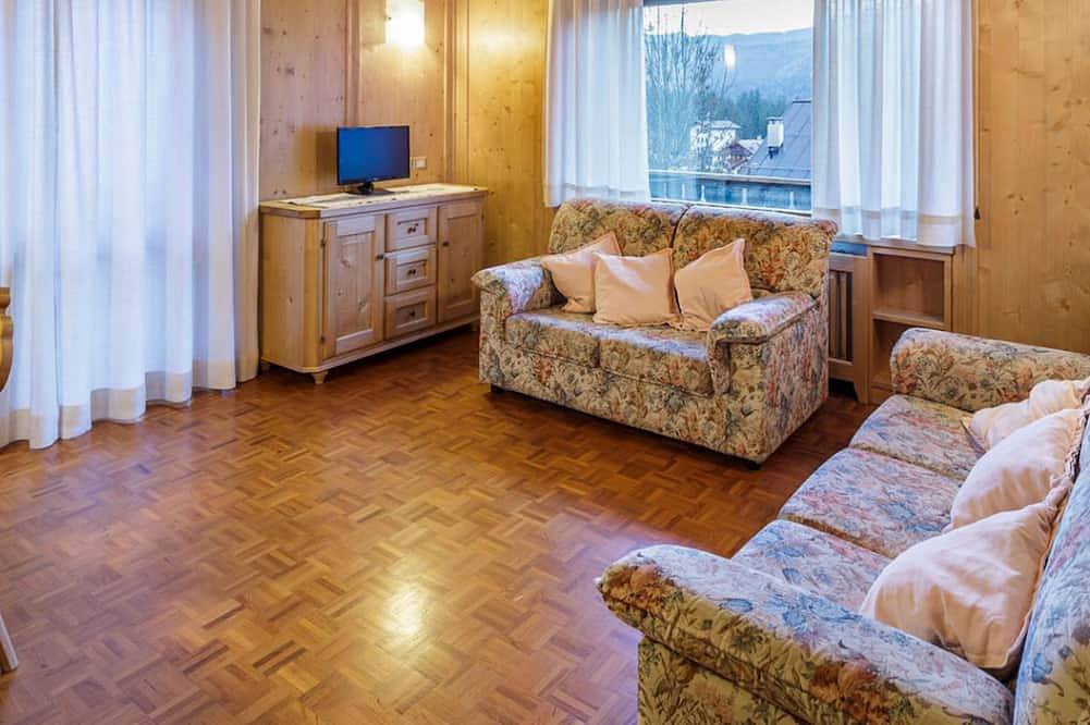 Ganze Wohnung, Spacious Apartment for 8 with Monte Pelmo Views & Terrace in San Vito di Cadore, Dolomiti Superski