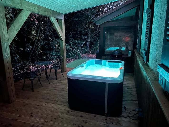 Gîte pour 2 personnes, avec Jacuzzi et Terrasse ainsi que Jardin et Piscine dans Andelarre