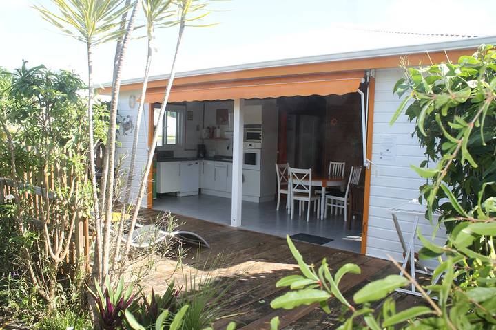 Location de vacances pour 5 personnes, avec terrasse ainsi que jardin et piscine à Saint-François - 3