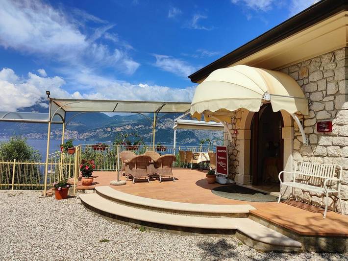 Appart’hôtel pour 2 personnes, avec Balcon et Terrasse ainsi que Jardin et Vue sur le lac dans Brenzone Sul Garda