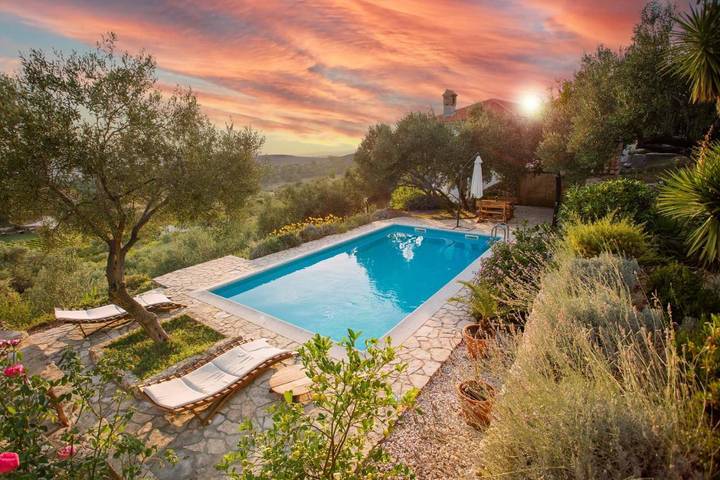 Villa für 6 Personen, mit Balkon und Terrasse sowie Garten und Pool in Banjol