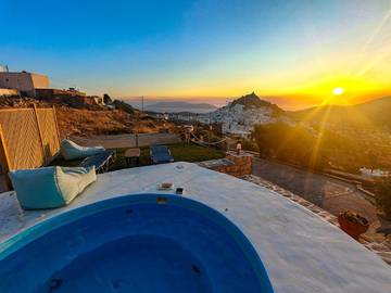 Gîte pour 4 personnes, avec piscine ainsi que jardin et vue dans Chora (Ios)