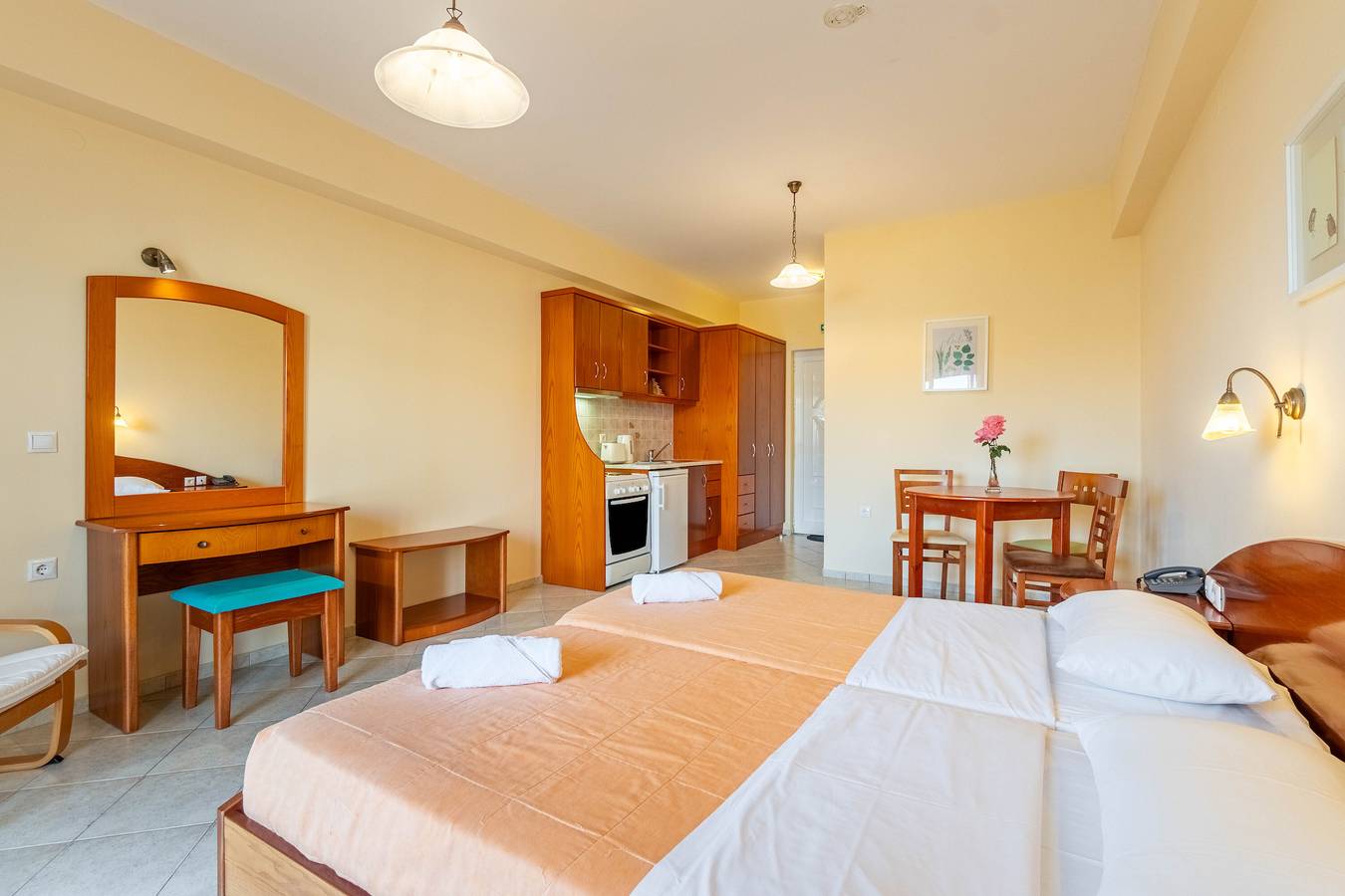 Ferienwohnung in einem Hotel 'Kosmos Studio 5' mit gemeinsamer Terrasse, Wlan und Klimaanlage in Agios Stefanos Avliotes, Arillas