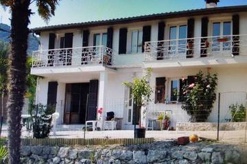 Cottage pour 4 personnes, avec balcon ainsi que jardin et piscine à Cantaron