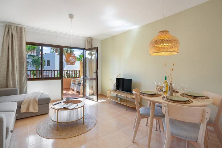 Apartamento entero, Vacaciones 'Oasis Duna-Pistacho Dreams Pool' con piscina compartida, terraza privada y Wi-Fi in Corralejo, La Oliva