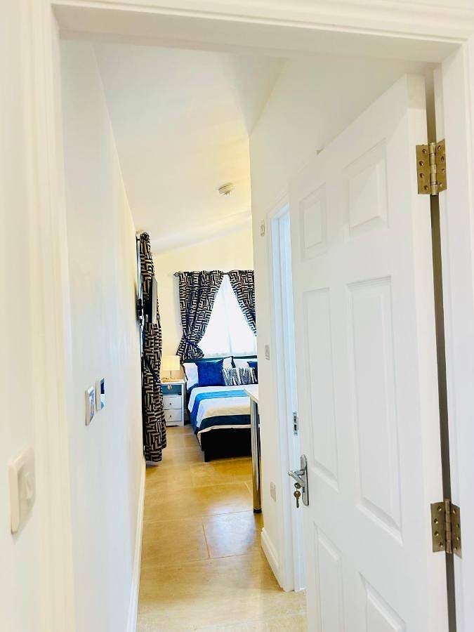 Modern Self-Contained Studio Annexe with Kitchenette and Private Entrance in Risinghurst and Sandhills, Oxford