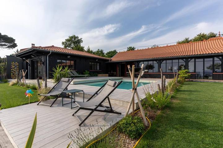 Location de vacances pour 16 personnes, avec terrasse et jardin ainsi que piscine et vue dans Plage du Mauret