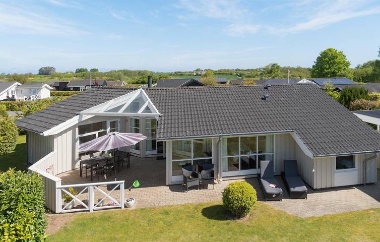 Ferienhaus für 7 Personen, mit Terrasse und Whirlpool sowie Garten und Sauna in Flovt Strand