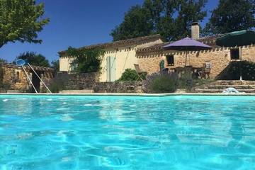 Gîte pour 6 personnes, avec jardin, animaux acceptés à Biron