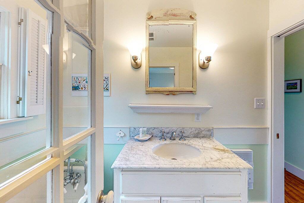 Dog-friendly bayfront home close to Rockland with water view - snowbirds welcome in Knox County (Maine)