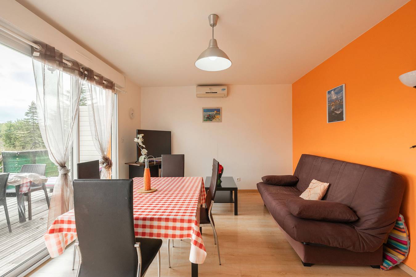 Appartement entier, Appartement 'Le Clos Du Champ De L'Amour - Saintes' avec piscine privée, Wi-Fi et climatisation in Saint-Simon-de-Bordes, Région de Jonzac
