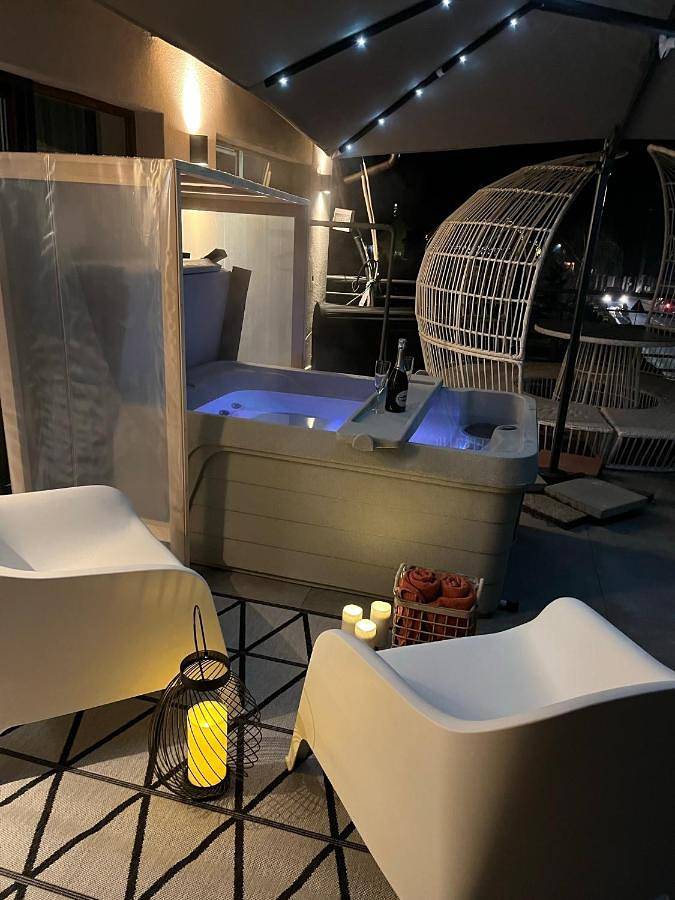 Appart’hôtel pour 2 personnes, avec sauna et jacuzzi ainsi que jardin et piscine
